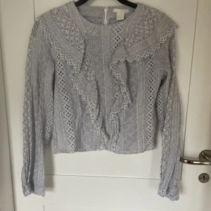 Blus - Superfin blus med volanger som tyvärr blivit för liten för mig❤️❤️