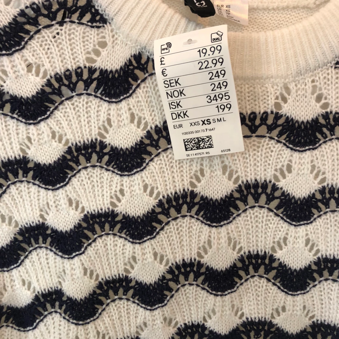 Randig stickad tröja från H&M oanvänd och perfekt skick - 90