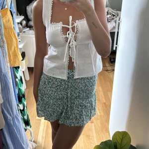 Blommig kjol - Blommig kjol med shorts under! Knappt använd 