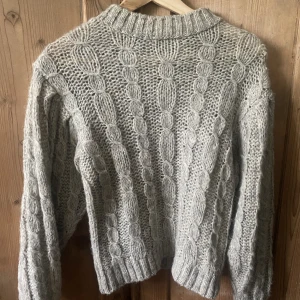 stickad tröja - Väldigt fin och skön grå stickad tröja! 