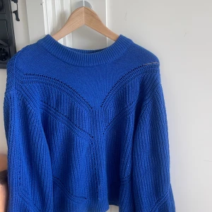 Blå stickad tröja - Blå stickad tröja, perfekt till sommarn