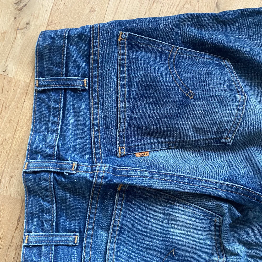 levis utsvängda jeans, osäker på storleken men skulle säga att de motsvarar 24/32 i jeansstorlekar. Jeans & Byxor.