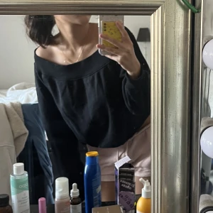 Tröja - Säljer denna tröja från hm som är som gott i nyskick❤️man kan ha den över ena axeln🌸bara att skriva om ni vill ha flera bilder