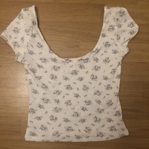 Blommig topp  - Blommig topp i storlek xs men större i storleken så skulle passa s. Använd ett fåtal gånger men inga tecken på användning. 