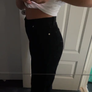 Manchester jeans  - Manchester jeans från monki i storlek 36. Dom är svarta och är som nya använt dom 3 gånger. High waist, wide leg jeans. Kontakta mig för fler bilder. Köparen står för frakten och tar bara emot swish💖💖priset kan diskuteras💖