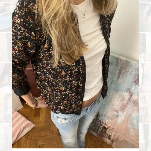 Super snygg jacka - Hej! Säljer en super snygg jacka som man även kan ha inomhus😍😍❤️❤️