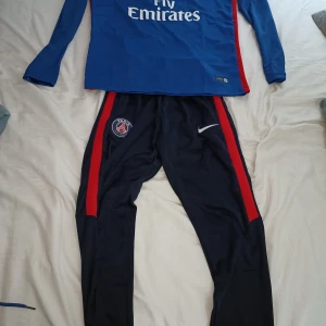 PSG nike dri-fit tracksuit - Fin och sällsynt PSG tracksuit i nyskick (endast använd någon gång) Säljs då den är för liten.