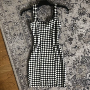 Oanvänd Klänning  - LÄS BIO INNAN DU KÖPER!!! Tryck inte på köp nu!  En rätt så kort grå/vit/svart Klänning, endast använd en gång. Klänningen har en liten öppnings på sidan. Säljer då den inte kommer till användning längre 💕