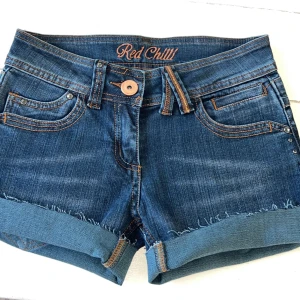 Jeans - shorts med fin detalj på bakfickorna. Har aldrig använt då dom tyvärr är för små för mig. Är lite tajt runt rumpan och låret men sitter ursnyggt annars. Passar nog någon som har runt XS & lite mindre lår. Verkligen bra kvalitet,inga defekter annars 💗