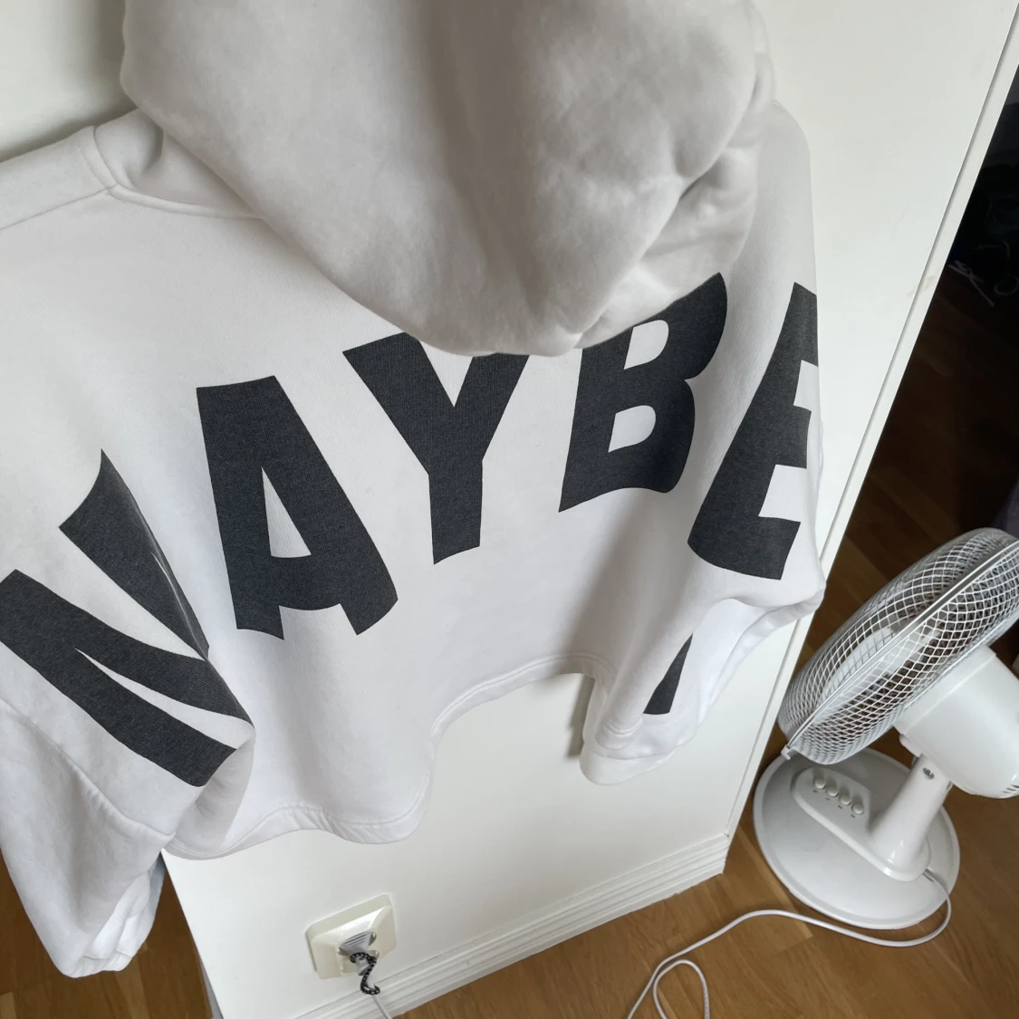 Vit hoodie med text - 1