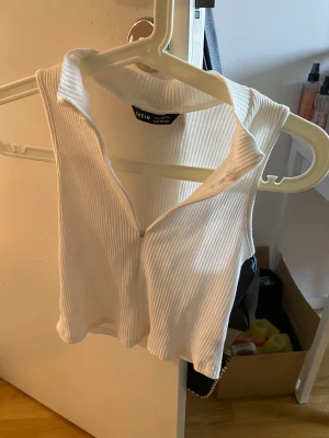 Topp me dragkedja i fram  - Obs dragkedjan är lite trasig men inga problem att dra upp eller ner. 