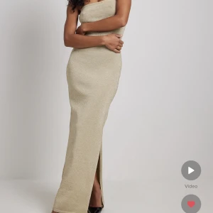 Guldig klänning  - Strl S