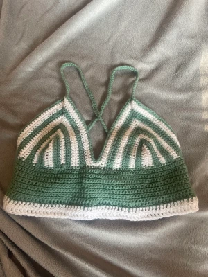 virkad topp - Handgjord sommrig top, nästan oanvänd💕passar mig som S/M men ge att justera med snören 