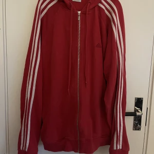 Adidas tröja  - Röd adidas tröja, bra skick