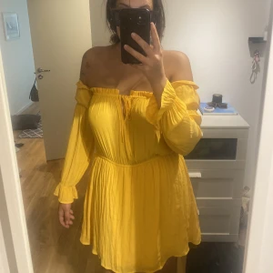 Gul/orange klänning - Klänningen är i nyskick