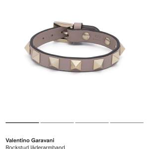 Säljer mitt fina Valentino armband då det inte kommer till användning längre. Köptes på Farfetch, med kommer armbandets box och äkthetsbevis. Pris kan diskuteras vid snabb affär. Finns lite täcken på användning vid spänningen