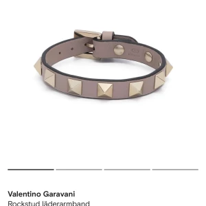 Valentino armband - Säljer mitt fina Valentino armband då det inte kommer till användning längre. Köptes på Farfetch, med kommer armbandets box och äkthetsbevis. Pris kan diskuteras vid snabb affär. Finns lite täcken på användning vid spänningen
