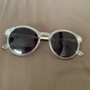 Solglasögon - Solglasögonen kosta typ 300kr