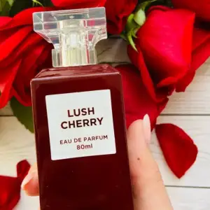 Lysh Cherry! En mycket unik doft för både män och kvinnor och en perfekt present till dina nära och kära. Passar nu på sommaren 🍒🍒💋