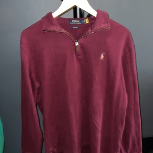 Ralph lauren zip hoodie  - En väldigt stilig tröja från Ralph lauren. Inga defekter och väldigt fräsch. Nypris 1150 så detta är verkligen ett bra köp för dig som är intresserad! 