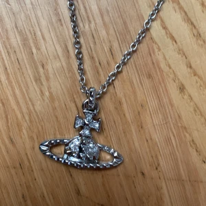 Vivienne westwood - Vivienne Westwood halsband fick som student persent kan fixas till 2 storlekar