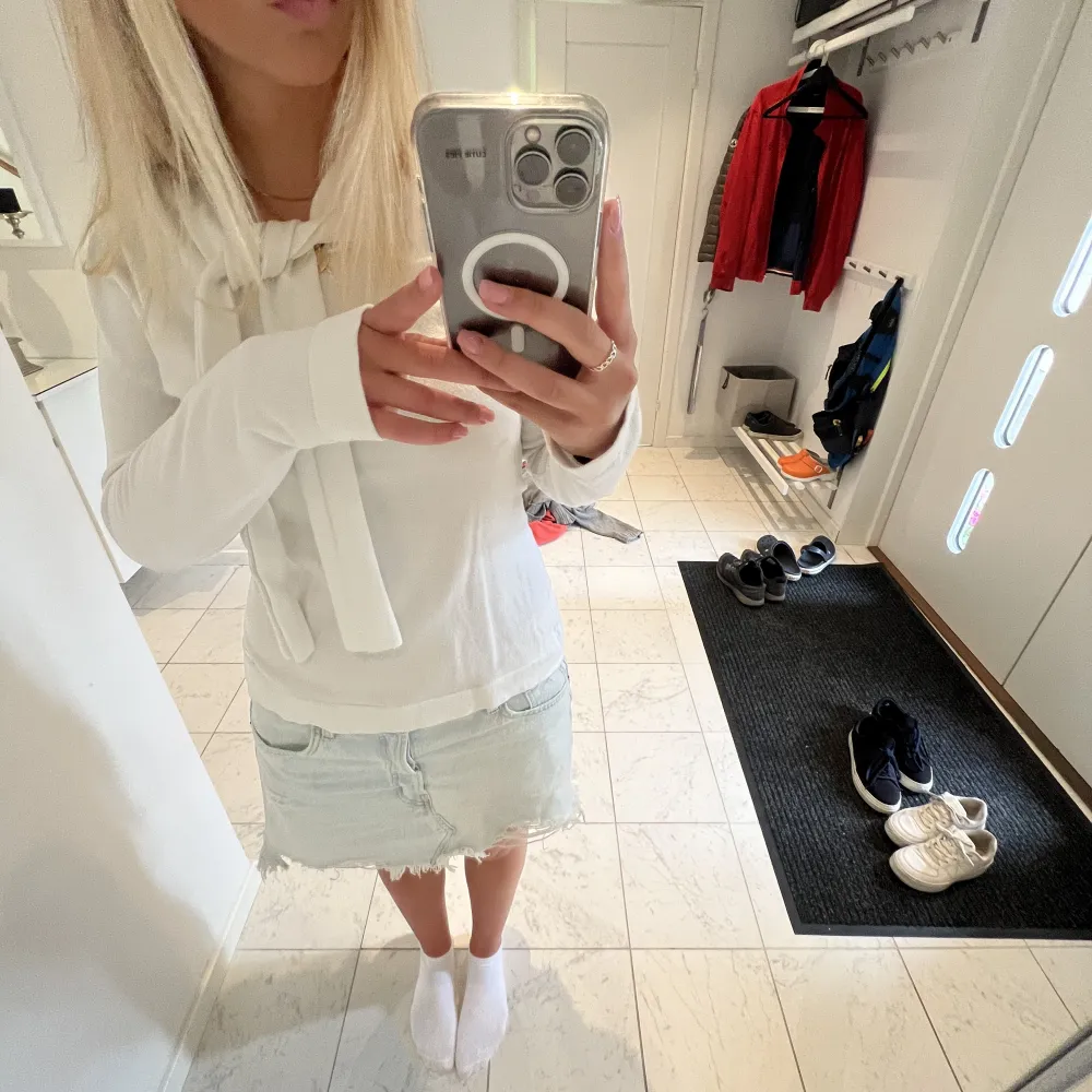 Så fin vit stickad tröja med cool detalj fram🫶 Storlek S-M. Tröjor & Koftor.