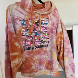 Cool hoodie från beyond retro  - Supersnygg cool second hand hoodie, står att det är XL men skulle säga att den är som en M!