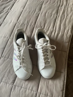 Adidas - Adidasskor strl 39, nästan aldrig använda.