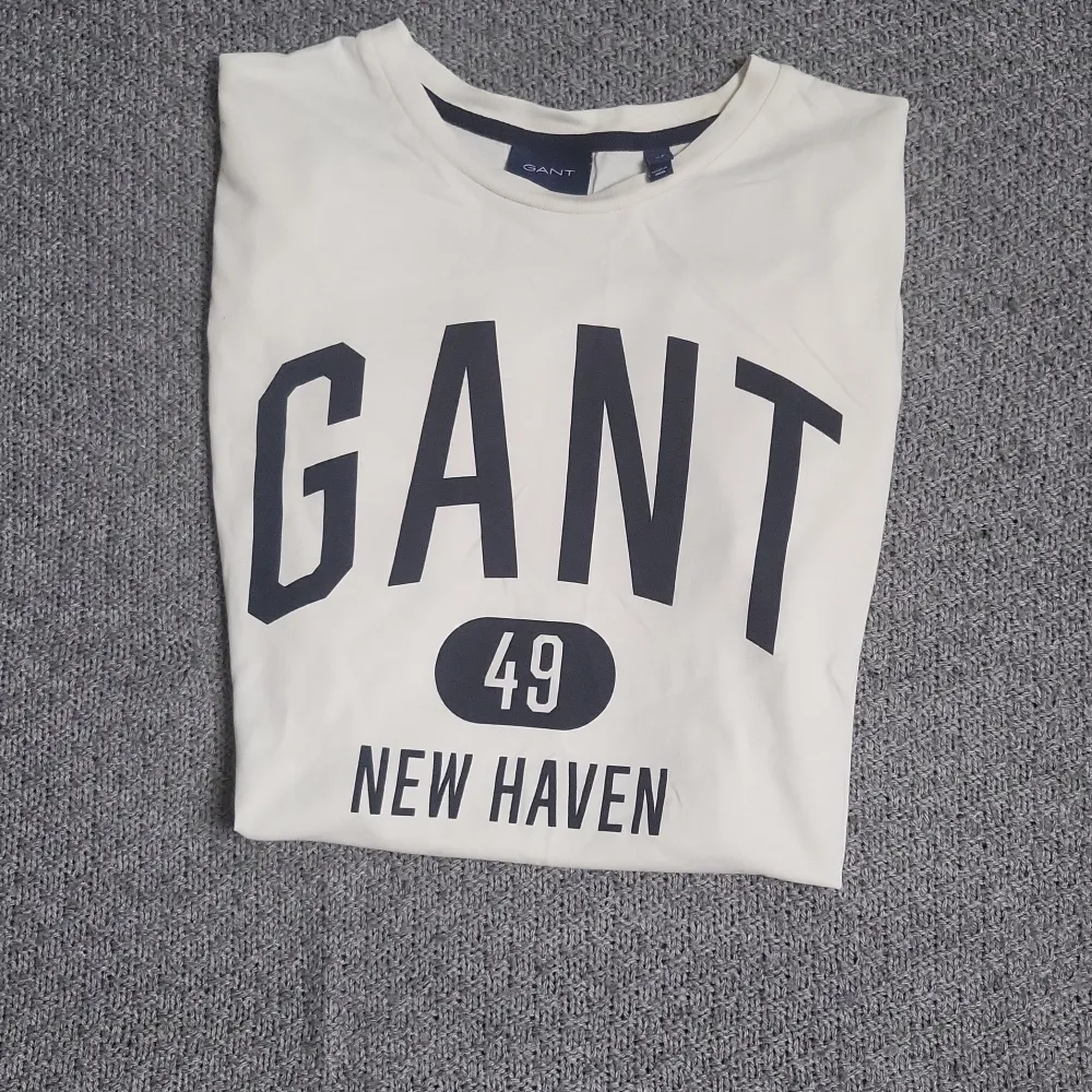Säljer denna Gant tröja lite använd . T-shirts.