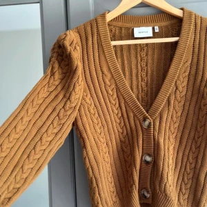 Gestuz kofta  - Gestuz- kofta Helt ny Kofta utan några som helst anmärkningar. Älskar den men tyvärr är den för liten för mig… Storlek: s (men jag skulle mer säga xs)