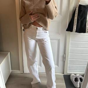 Vita high waist jeans från zara som jag inte använder längre, sitter snyggt. En fläck längst ner på byxan men inget som syns annars fint skick, köpt för 350kr ✨