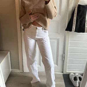 Vita jeans - Vita high waist jeans från zara som jag inte använder längre, sitter snyggt. En fläck längst ner på byxan men inget som syns annars fint skick, köpt för 350kr ✨