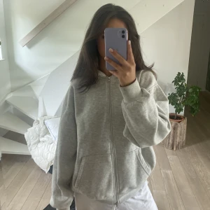 Oversized zip up hoodie  - Jättemysig grå zip up hoodie/kofta i nyskick från Bershka. Den är oversized i modellen och storlek XS💗