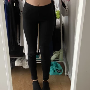 Jeans - så sköna jeans / jeggings 🥰 små i storleken! strl 40 men passar mig som är 36 😇 skriv för fler bilder