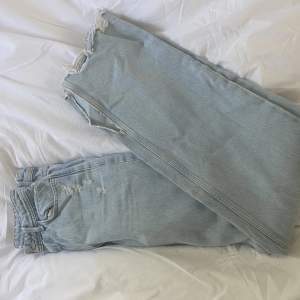 Snygga långa jeans från zara med slits längst ner🤩