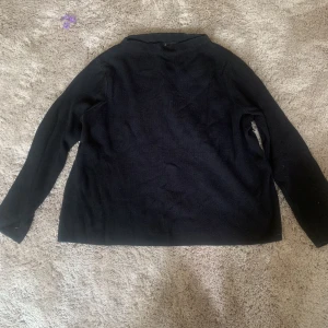 Svart tröja  - Samma som den andra svarta men i storlek 40/42. Väldig enkel och snygg. 