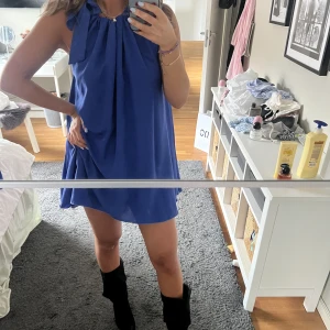 Sommarklänning - Säljer denna klänning med knytning vid halsen i en otrligt fin blå färg. 💙