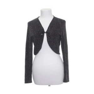 Bolero - Säljer den här glittriga boleron. Köpt på sellpy men fint skick, varan har inga defekter. Stl S men passar nog xs-m💗