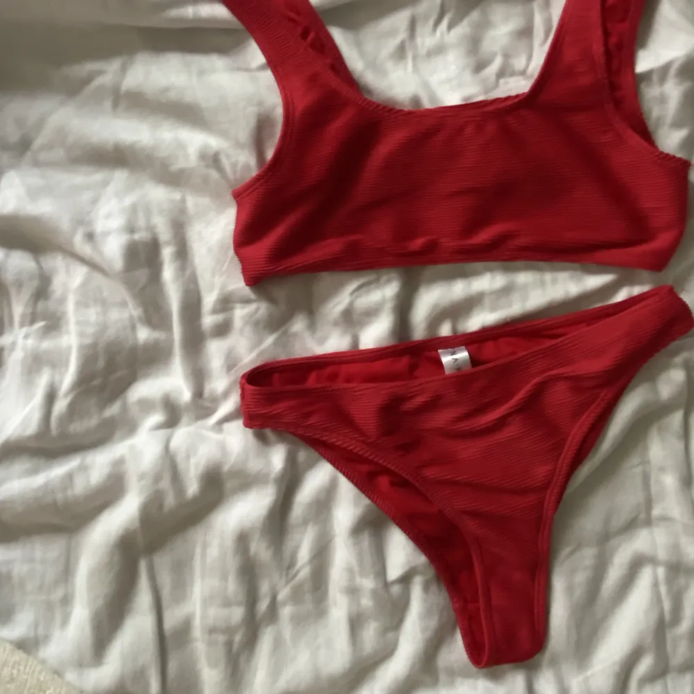Röd bikini set från NA-KD. Använd kanske en gång, är för liten för mig. . Övrigt.