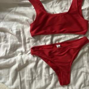 Röd bikini set från NA-KD. Använd kanske en gång, är för liten för mig. 