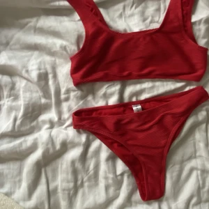 Röd bikini  - Röd bikini set från NA-KD. Använd kanske en gång, är för liten för mig. 