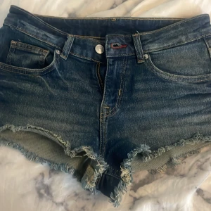 Jeansshorts - Säljer dessa skitsnygga jeansshorts köpta secondhand i storlek S
