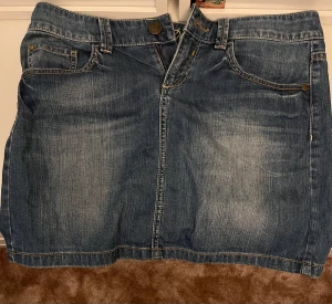 Jeanskjol - Jag säljer en jeanskjol från esprit då den inte kommer till användning. Kom privat för fler bilder. 