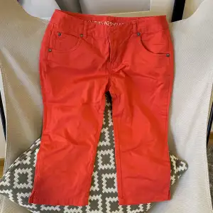Röda shorts från vila strl Waist 29, använda men ändå fint skick. Skulle säga de motsvarar strl S