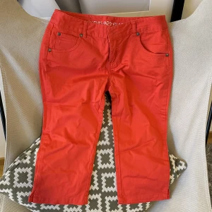 Shorts - Röda shorts från vila strl Waist 29, använda men ändå fint skick. Skulle säga de motsvarar strl S