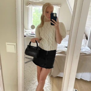 Zara topp - Säljer nu denna ur söta toppen från Zara, storlek s! Säljer även kjolen och båda väskorna i bilden så gå in och kolla på dem med!!💞☀️🙌