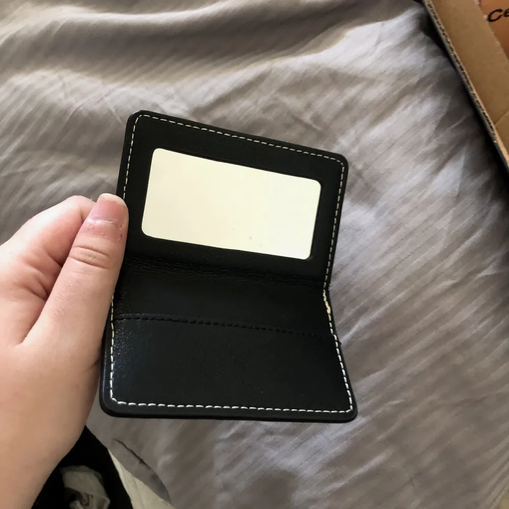 Liten men otroligt smiddig läder plånbok som har unika detaljer. Jag personligen gillar det ljusbruna tyger ( se åå sista bilden ) det finns även en spegel. . Accessoarer.