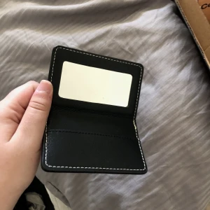 Läder Plånbok - Liten men otroligt smiddig läder plånbok som har unika detaljer. Jag personligen gillar det ljusbruna tyger ( se åå sista bilden ) det finns även en spegel. 