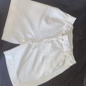 Super snygga vita shorts som tyvärr blivit tighta på mig Använda ett par gånger men ändå i väldigt bra skick! Skönt material och allmänt perfekta för sommaren Skriv gärna om ni har frågor eller vill ha mått!🌸
