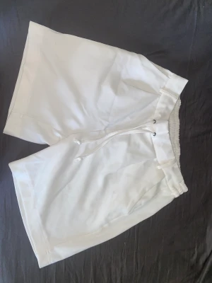 Shorts - Super snygga vita shorts som tyvärr blivit tighta på mig Använda ett par gånger men ändå i väldigt bra skick! Skönt material och allmänt perfekta för sommaren Skriv gärna om ni har frågor eller vill ha mått!🌸